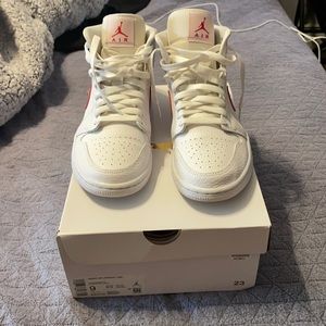 Women’s air jordan 1 mid ‘white university red’